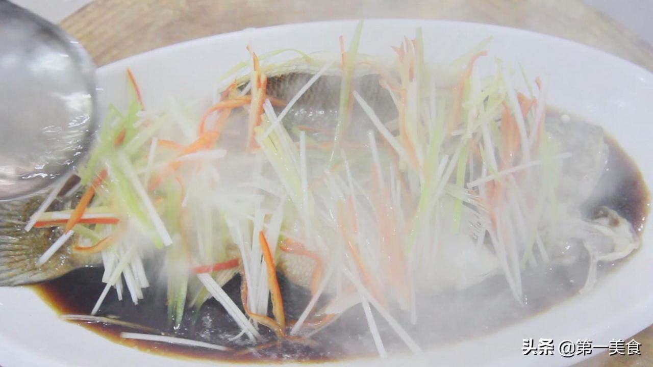 清蒸鲈鱼做法(清淡无油，鱼肉鲜嫩，营养丰富)